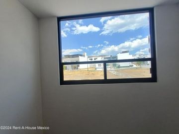 Casa de 3 recámaras con roof y cuarto de servicio en venta en Condado