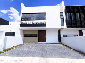 Casa de 3 recámaras con roof y cuarto de servicio en venta en Condado