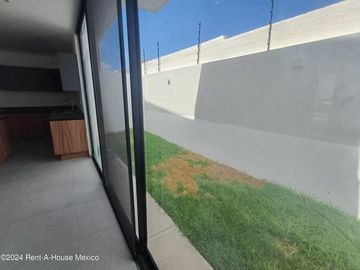 Casa de 3 recámaras con roof y cuarto de servicio en venta en Condado