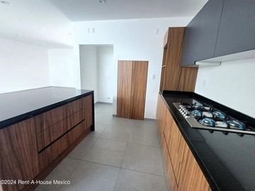 Casa de 3 recámaras con roof y cuarto de servicio en venta en Condado