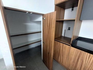 Casa de 3 recámaras con roof y cuarto de servicio en venta en Condado