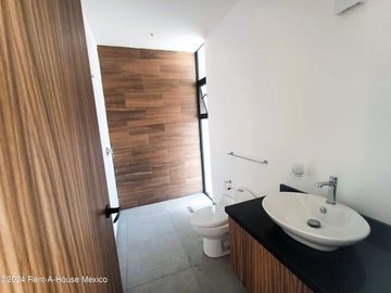 Casa de 3 recámaras con roof y cuarto de servicio en venta en Condado