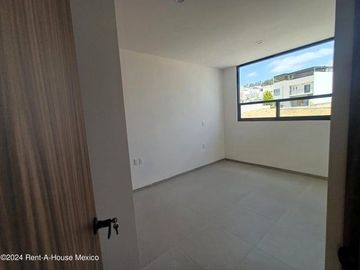 Casa de 3 recámaras con roof y cuarto de servicio en venta en Condado