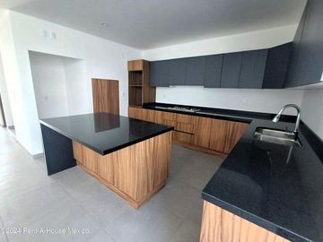 Casa de 3 recámaras con roof y cuarto de servicio en venta en Condado