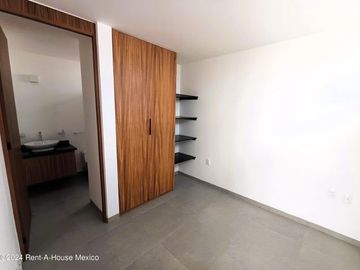 Casa de 3 recámaras con roof y cuarto de servicio en venta en Condado