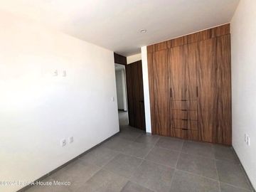 Casa de 3 recámaras con roof y cuarto de servicio en venta en Condado
