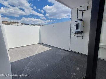 Casa de 3 recámaras con roof y cuarto de servicio en venta en Condado