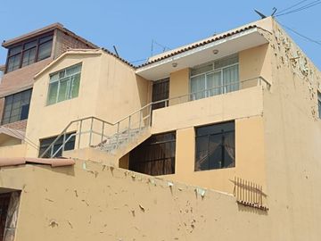 Venta casa y departamento en La Perla, cerca de la Avenida La Marina.