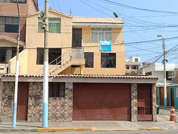 Venta casa y departamento en La Perla, cerca de la Avenida La Marina.