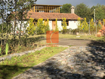 ¡Tu Refugio de Ensueño con Vistas Panorámicas al Alcance de Latacunga!