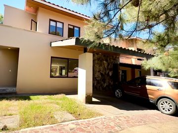 Casa en VENTA Club Golf Altozano MORELIA 4 Recamaras 3 Baños Jardin JACUzZI