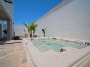 Villa con vista al oceano y a unos pasos de una extensa playa arenosa