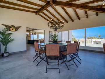 Villa con vista al oceano y a unos pasos de una extensa playa arenosa