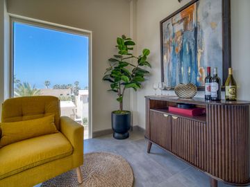 Villa con vista al oceano y a unos pasos de una extensa playa arenosa