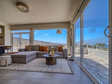 Villa con vista al oceano y a unos pasos de una extensa playa arenosa