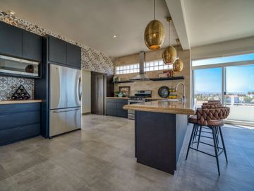 Villa con vista al oceano y a unos pasos de una extensa playa arenosa