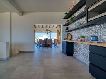 Villa con vista al oceano y a unos pasos de una extensa playa arenosa