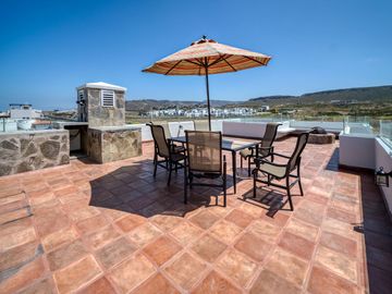 Villa con vista al oceano y a unos pasos de una extensa playa arenosa