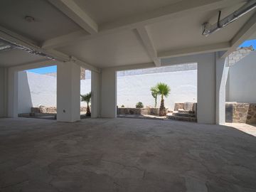 Villa con vista al oceano y a unos pasos de una extensa playa arenosa