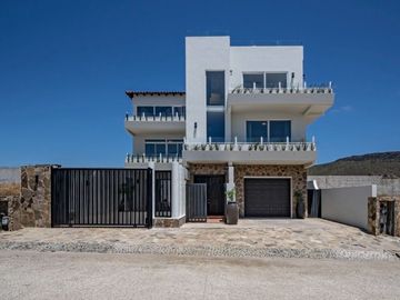 Villa con vista al oceano y a unos pasos de una extensa playa arenosa