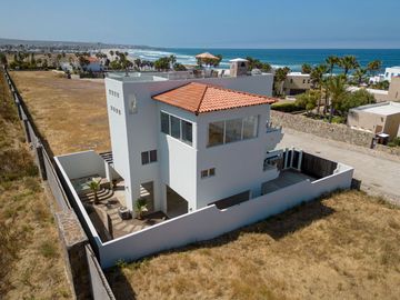 Villa con vista al oceano y a unos pasos de una extensa playa arenosa