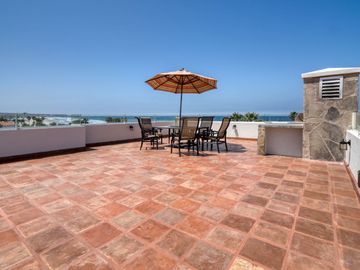 Villa con vista al oceano y a unos pasos de una extensa playa arenosa