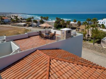 Villa con vista al oceano y a unos pasos de una extensa playa arenosa