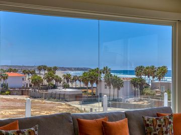 Villa con vista al oceano y a unos pasos de una extensa playa arenosa