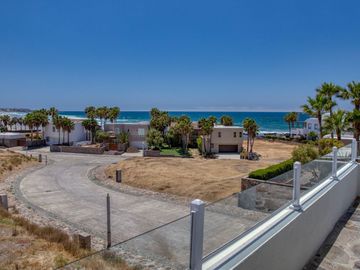 Villa con vista al oceano y a unos pasos de una extensa playa arenosa