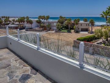 Villa con vista al oceano y a unos pasos de una extensa playa arenosa