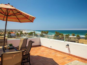 Villa con vista al oceano y a unos pasos de una extensa playa arenosa