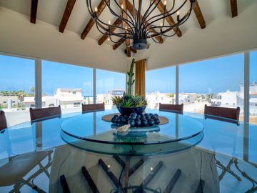 Villa con vista al oceano y a unos pasos de una extensa playa arenosa
