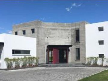 MODERNA CASA EN TUMBACO SECTOR CERAMICA CON MASTER PB
