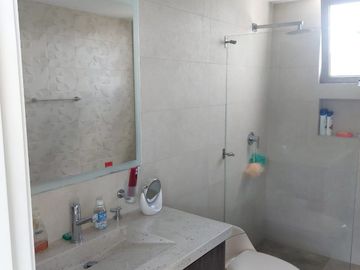 MODERNA CASA EN TUMBACO SECTOR CERAMICA CON MASTER PB