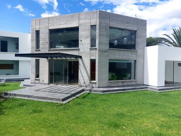 MODERNA CASA EN TUMBACO SECTOR CERAMICA CON MASTER PB