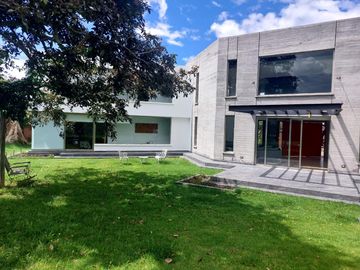 MODERNA CASA EN TUMBACO SECTOR CERAMICA CON MASTER PB