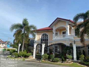 FOR SALE CLASSIC FURNISHED CORNER HOUSE WITH SWIMMING POOL IN ANGELES CITY PAMPANGA