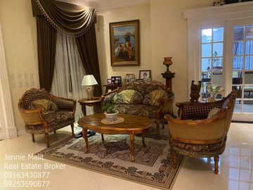 FOR SALE CLASSIC FURNISHED CORNER HOUSE WITH SWIMMING POOL IN ANGELES CITY PAMPANGA