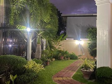 FOR SALE CLASSIC FURNISHED CORNER HOUSE WITH SWIMMING POOL IN ANGELES CITY PAMPANGA