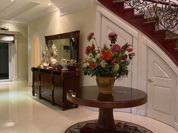 FOR SALE CLASSIC FURNISHED CORNER HOUSE WITH SWIMMING POOL IN ANGELES CITY PAMPANGA