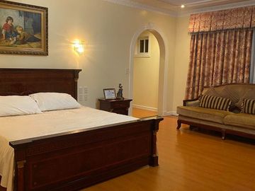 FOR SALE CLASSIC FURNISHED CORNER HOUSE WITH SWIMMING POOL IN ANGELES CITY PAMPANGA