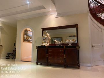 FOR SALE CLASSIC FURNISHED CORNER HOUSE WITH SWIMMING POOL IN ANGELES CITY PAMPANGA