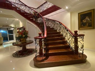 FOR SALE CLASSIC FURNISHED CORNER HOUSE WITH SWIMMING POOL IN ANGELES CITY PAMPANGA