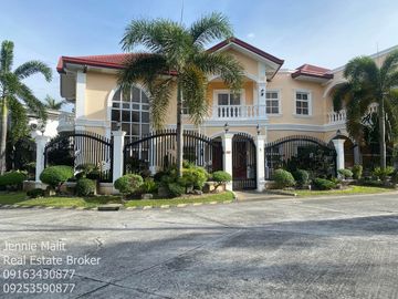 FOR SALE CLASSIC FURNISHED CORNER HOUSE WITH SWIMMING POOL IN ANGELES CITY PAMPANGA