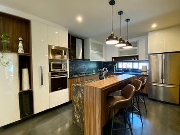 HERMOSA CASA EN VENTA EN LA CALMA ZAPOPAN