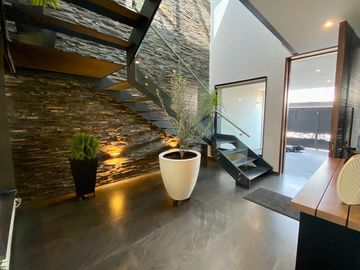 HERMOSA CASA EN VENTA EN LA CALMA ZAPOPAN