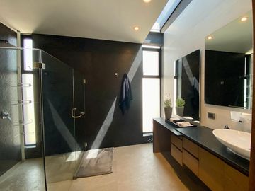 HERMOSA CASA EN VENTA EN LA CALMA ZAPOPAN