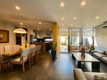HERMOSA CASA EN VENTA EN LA CALMA ZAPOPAN