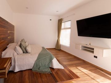 Venta de casa con 4 recamaras una en planta baja, en Lomas de Juriquilla