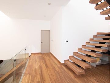 Venta de casa con 4 recamaras una en planta baja, en Lomas de Juriquilla